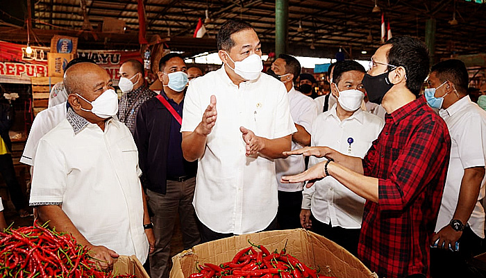 Kunjungi Pasar Induk Kramat Jati, Mendag pastikan harga bapok stabil dan pasokan cukup.