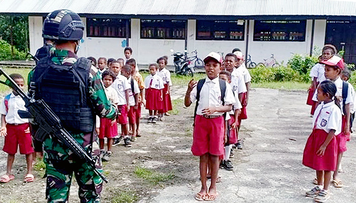 Satgas Yonif Mekanis 512/QY pupuk jiwa nasionalisme anak-anak di perbatasan.