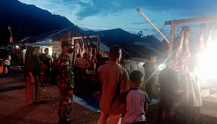 Tradisi Meugang, Babinsa pantau harga daging di Pasar Lhoong.