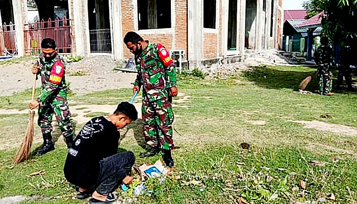 Babinsa Koramil 25/Syiah Kuala bersama masyarakat pelihara kebersihan masjid.