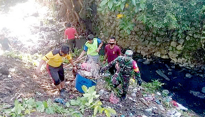 Babinsa pimpin langsung bersihkan bantaran sungai.