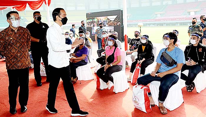 Presiden tinjau vaksinasi masal di Stadion Patriot.