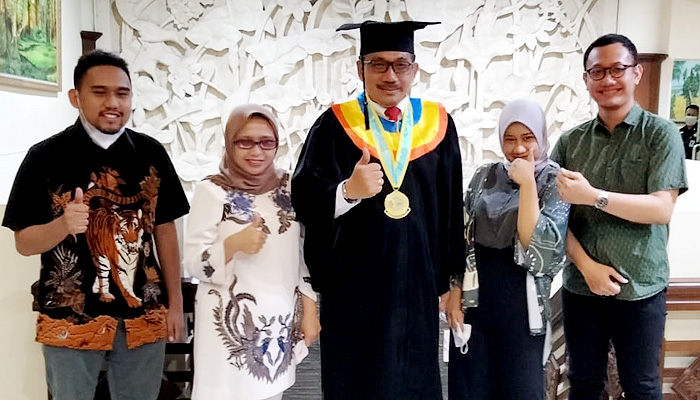 Wisuda Daring, Sekwan DPRD Jatim Raih Gelar Doktor