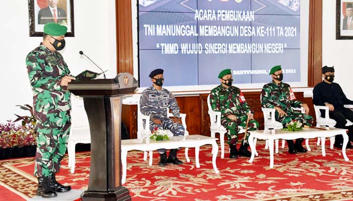 TMMD 111 Banyuwangi, Danrem Baladhika Jaya minta Satgas kembangkan semangat gotong-royong.