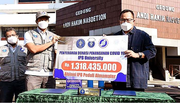 Alumni IPB Serahkan Donasi 1,3 Miliar Untuk Pengadaan Tabung Oksigen Bagi IPB