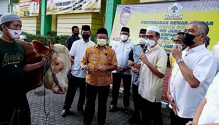 Prioritaskan bantu masyarakat lakukan isoman, Golkar Jatim sebar daging qurban.