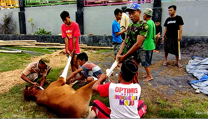 Rokat tolak Corona, warga desa Rombasan sembelih sapi.