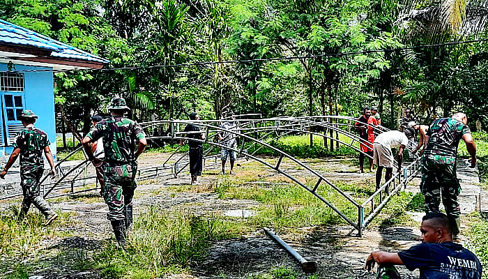 Satgas Yonif 512 bantu masyarakat siapkan acara adat.