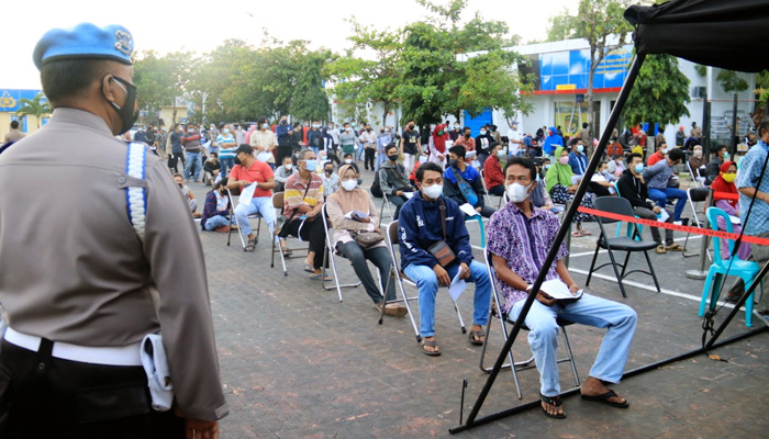 Lagi, vaksinasi massal di Polres Tuban diserbu warga.