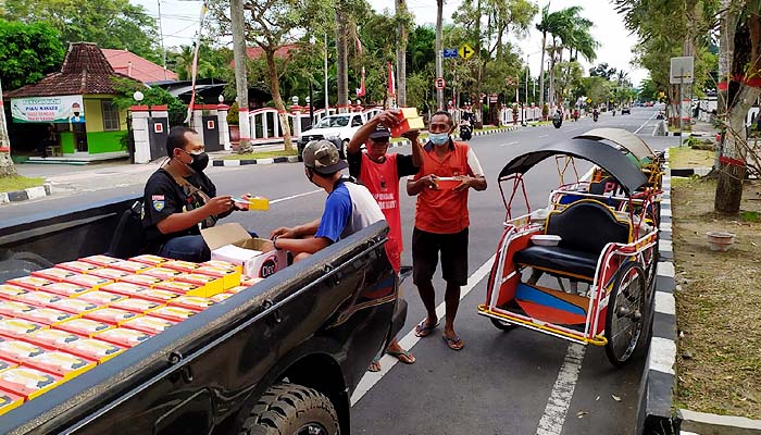 Peduli terdampak Covid-19, Legislator Alvis tiap hari sebar 3000 bantuan makan dan masker.