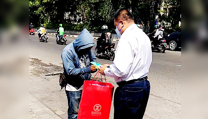 PPKM Darurat Diberlakukan, Legislator Gerindra Jatim Tebar Ribuan Masker di Surabaya