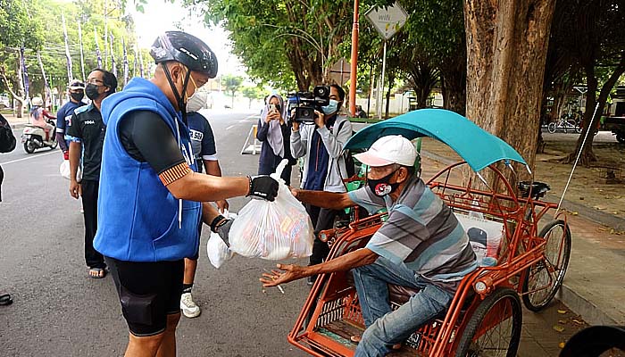 Gowes di Banyuwangi Legislator Agung Mulyono Bagikan Bantuan Kemanusiaan