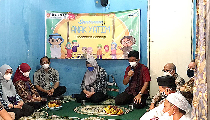 Rektor UNKRIS Lakukan Kegiatan Santunan Anak Yatim di Sekitar Kampus