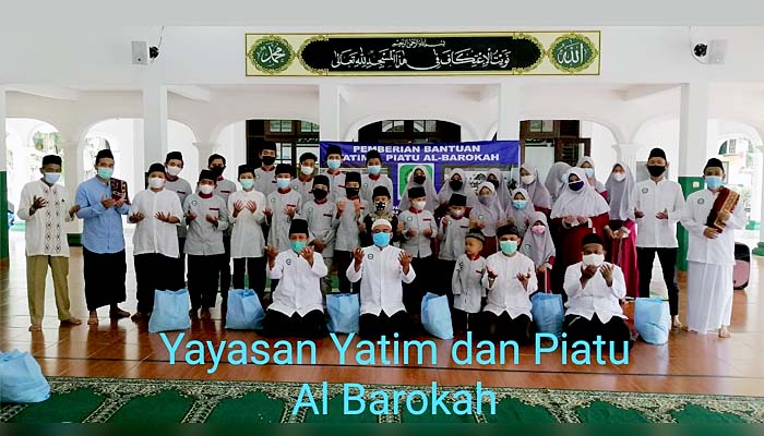 Yayasan Al Barokah berbagi di saat pandemi corona virus.