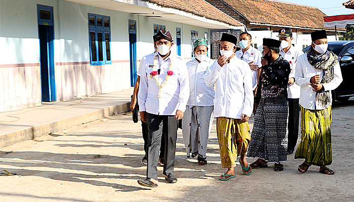 Bupati Fauzi Kunjungi Pondok Pesantren dan Serahkan Sembako