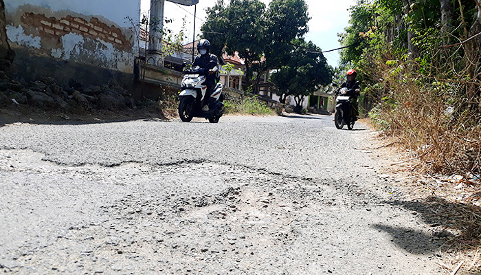 Jalan Utama Rongerong, Lobuk, Pagar Batu Rusak dan Berlubang