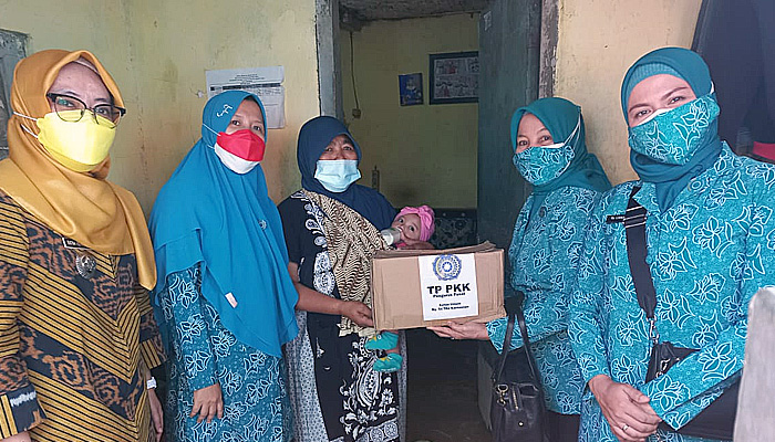 TP PKK Pusat Salurkan Bantuan di Desa Lokus Stunting Sukabumi