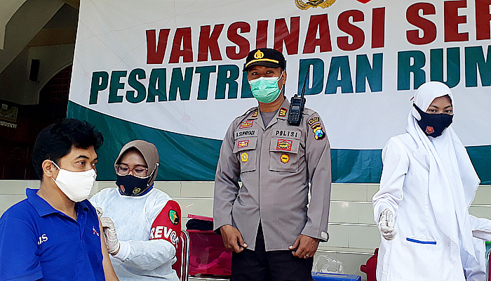 Polsek Prenduan, Dampingi Pelaksanaan Vaksinasi Serentak di Pesantren dan Rumah Ibadah