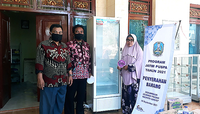 Pj Kades Karduluk Serahkan Bantuan Jatim Puspas