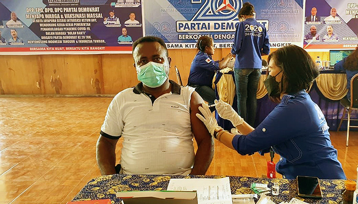 Bulan Bakti Dua Dekade Demokrat, Legislator William Wandik Gelar Serbuan Vaksin Covid-19 di Papua