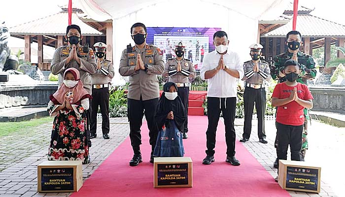 Kunjungi Ponorogo, Kapolda Jatim Berikan Beasiswa dan Pengangkatan orangtua asuh Kepada 7.044 Anak Korban Covid