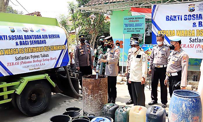 Terdampak Kekeringan, Polres Tuban Salurkan 40 Ribu Liter Air Bersih Kepada Warga