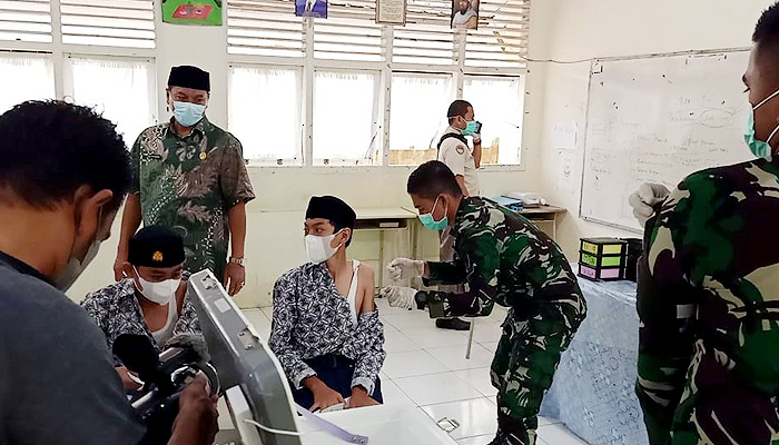 Kakankemenag Banda Aceh Hadir, 300 Siswa dan Guru MTsN 1 Banda Aceh Divaksin