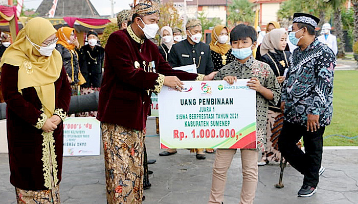 Hari Jadi Sumenep ke 752 Tahun, BPRS Bhakti Sumekar Berikan Penghargaan Bagi Siswa dan Guru Berprestasi