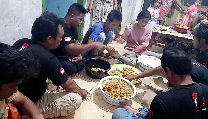 Kirim Bantuan dan Dirikan Dapur Umum, Cara Laskar Sholawat Nusantara Bantu Korban Banjir Jember