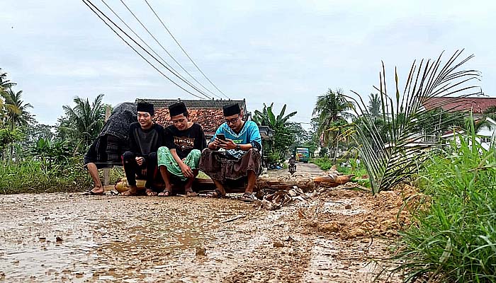 Tolak Keberadaan Galian C, Pemuda dan Warga Gadu Barat Blokade Jalan