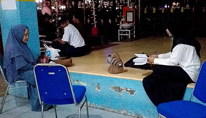 Ibu Temani Anak Tes SKB CPNS Kemenag, Rela Duduk Sampai di Keheningan Malam