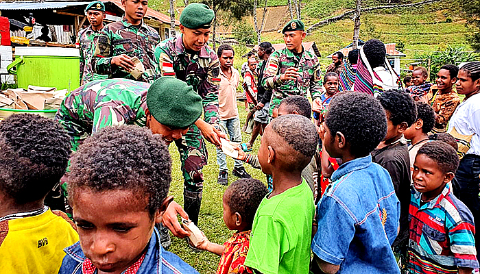 Satgas 412 Kostrad berbagi kasih dalam kebersamaan