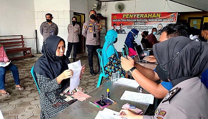 Polres Tuban salurkan bantuan tunai pedagang kaki lima warung dan nelayan (BTPKLWN) dari pemerintah.