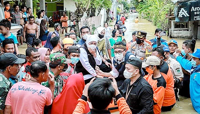 Gubernur Khofifah Indar Parawansa salurkan bantuan sembako untuk korban banjir di Pamekasan.