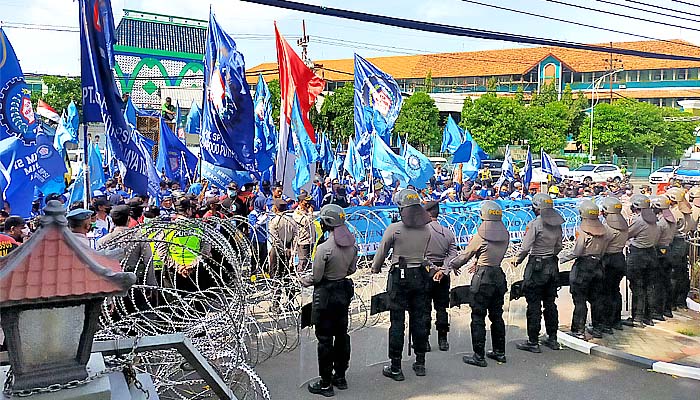 Buruh demo DPRD Jatim, HPL: Gubernur jangan jadikan omnibus law untuk atur perburuhan.