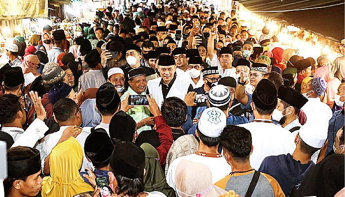 Ziarah di Makam Sunan Ampel, warga teriaki AHY presiden