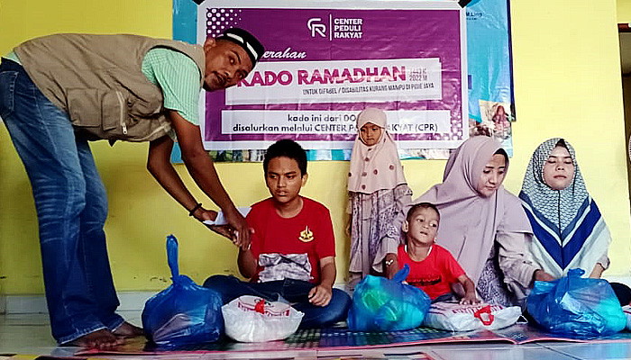 CPR Bagikan Kado Lebaran Bagi Anak Difabel 