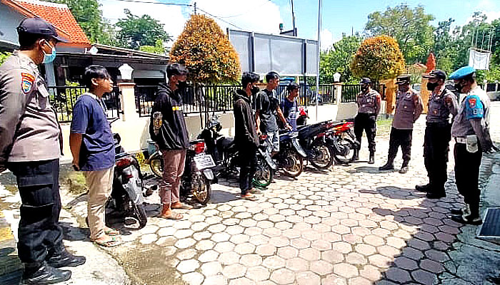 Nekat balap liar, Polsek Pademawu amankan enam motor