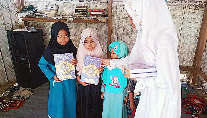 Berharap berkah Ramadhan, PIJP bagikan Al Qur'an untuk santri dan mushola