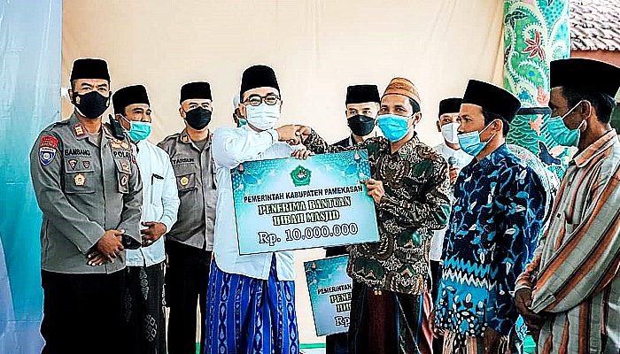 Safari dan beri bantuan, cara Bupati Baddrut Tamam sapa masyarakat di bulan Ramadhan/Foto: Bupati Baddrut Tamam saat memberikan bantuan takmir masjid dan musolla.