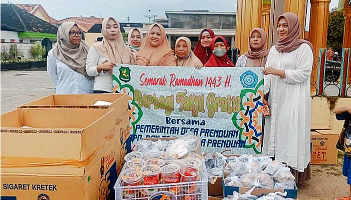 Sambil ngabuburit, Pemdes Prenduan bagi takjil kepada warga