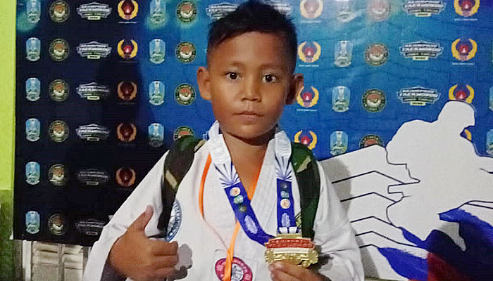 Membanggakan siswa SDN Jalmak 1 Pamekasan raih medali emas di Kejurprov Taekwondo.