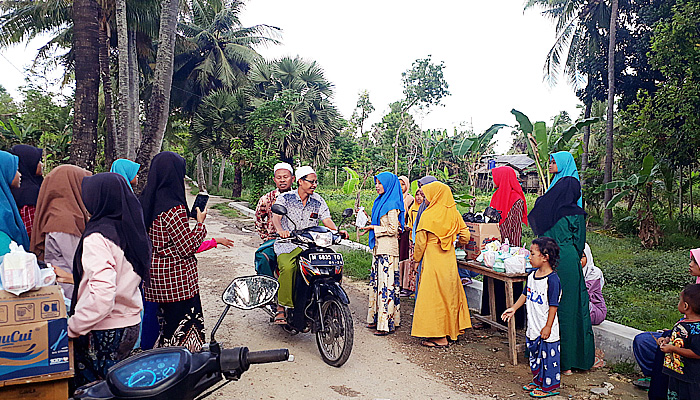 Siswa Afifiyah Pragaan Laok ngabuburit, dan bagi-bagi takjil