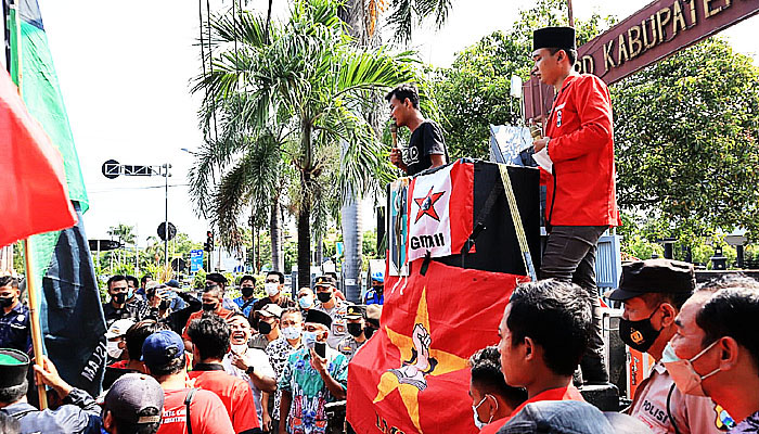 Humanis, Polres Tuban bagikan takjil kepada mahasiswa saat pengamanan unjuk rasa.