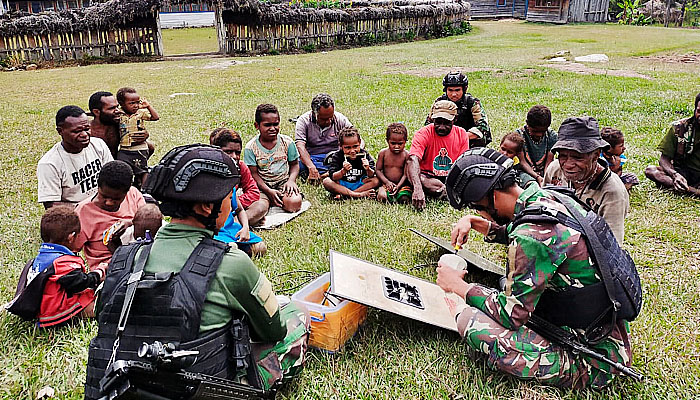 Satgas 412/Kostrad ajari warga perbaiki penerangan jalan