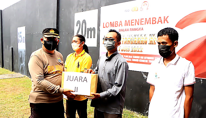 Semarakkan Hari Bhayangkara ke-76, Polres Tuban gelar lomba menembak bersama media.