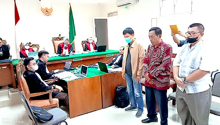 Suttan Juragan St.: Pengiriman papan bunga mengatas-namakan Tokoh Adat ke Polres Lampung Timur tidak tepat.