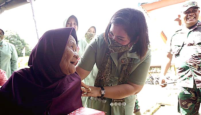 Cegah Stunting di Perbatasan, Persit Kartika Chandra Kirana Gelar Bakti Sosial di Lokasi TMMD