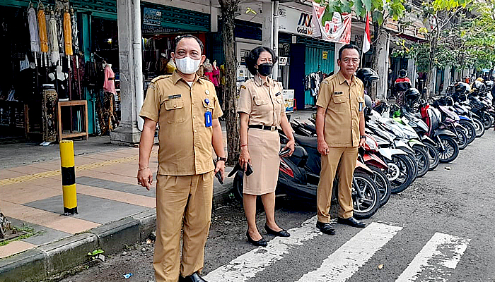 Kabid Perhubungan bersama Kasi Lalin dan Angkutan pantau parkiran dan keselamatan pejalan kaki.