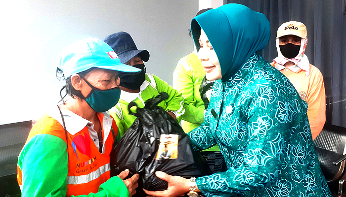 Rachmawati Zainal berikan bingkisan kepada para penyapu jalan di Nunukan.